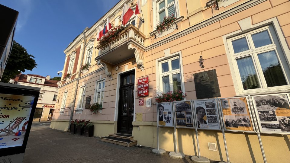 Na zdjęciu widoczny główny budynek urzędu.